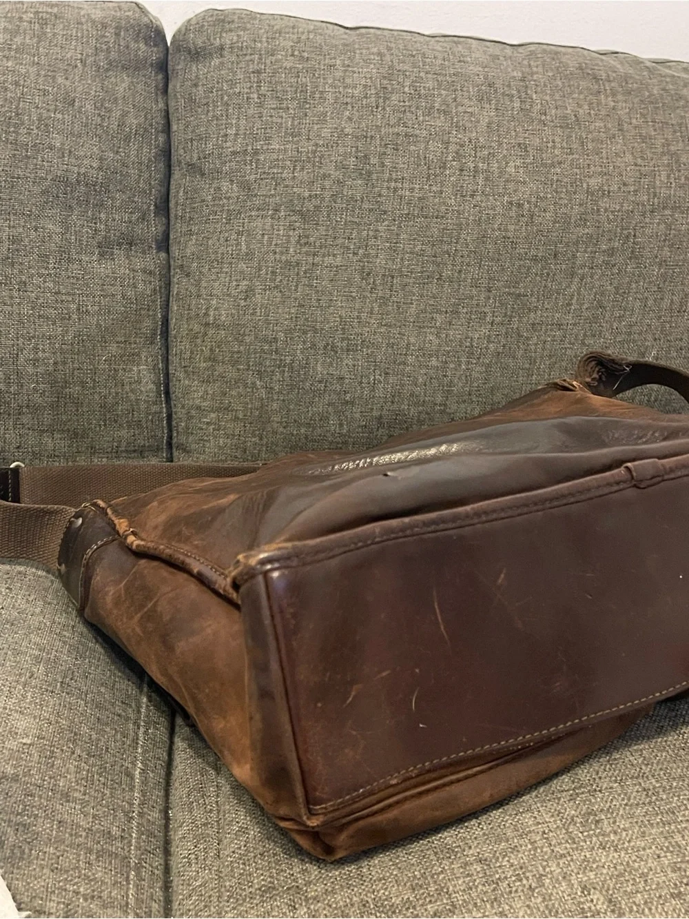 Men's Brown Leather Laptop Messenger Bag with Adjustable Shoulder Strap